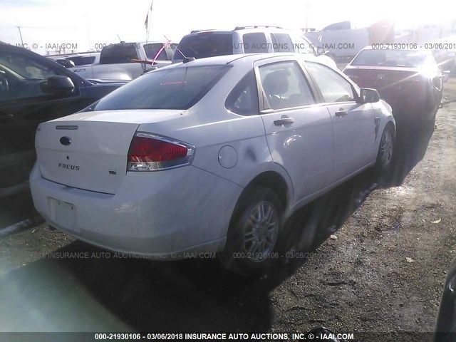 1FAHP35N38W298398 - 2008 FORD FOCUS SE/SEL/SES WHITE photo 4