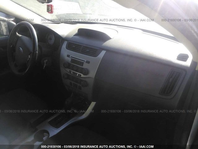 1FAHP35N38W298398 - 2008 FORD FOCUS SE/SEL/SES WHITE photo 5