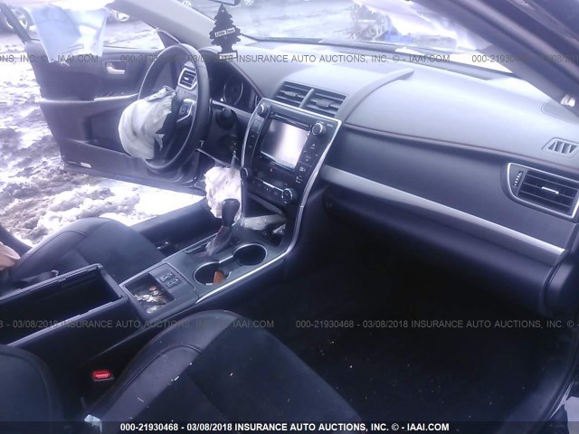 4T1BF1FK1GU518980 - 2016 TOYOTA CAMRY LE/XLE/SE/XSE შავი ფოტო 5