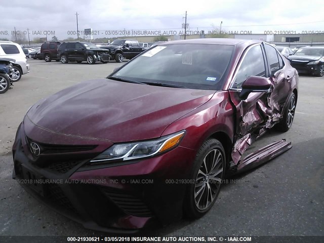 4T1B11HK0JU549320 - 2018 TOYOTA CAMRY L/LE/XLE/SE/XSE RED photo 2