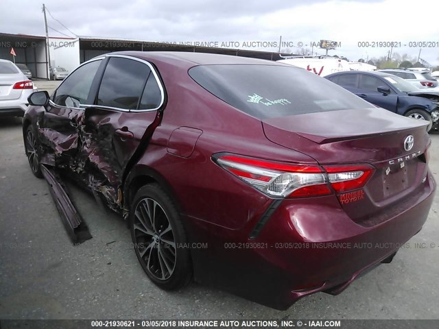 4T1B11HK0JU549320 - 2018 TOYOTA CAMRY L/LE/XLE/SE/XSE RED photo 3