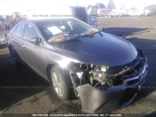 4T1BF1FK3FU887452 - 2015 TOYOTA CAMRY LE/XLE/SE/XSE GRAY photo 1