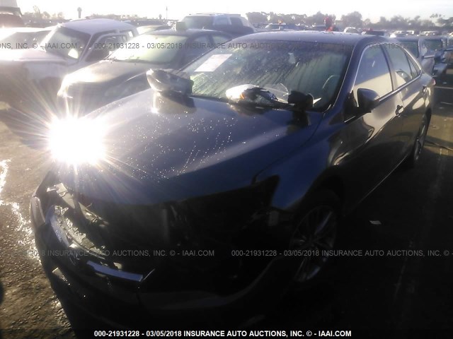 4T1BF1FK3FU887452 - 2015 TOYOTA CAMRY LE/XLE/SE/XSE GRAY photo 2