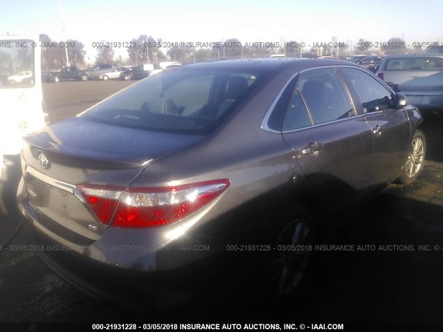 4T1BF1FK3FU887452 - 2015 TOYOTA CAMRY LE/XLE/SE/XSE GRAY photo 4