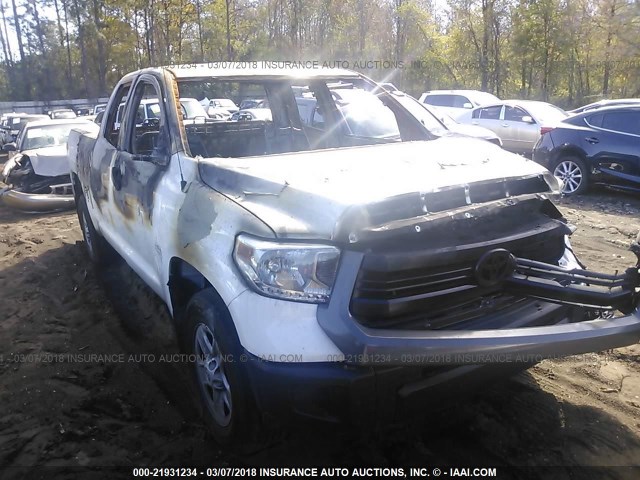 5TFRW5F1XHX220588 - 2017 TOYOTA TUNDRA DOUBLE CAB SR/SR5 WHITE photo 1