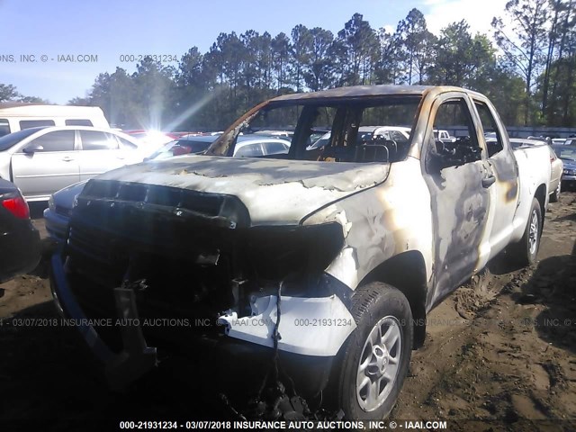 5TFRW5F1XHX220588 - 2017 TOYOTA TUNDRA DOUBLE CAB SR/SR5 WHITE photo 2