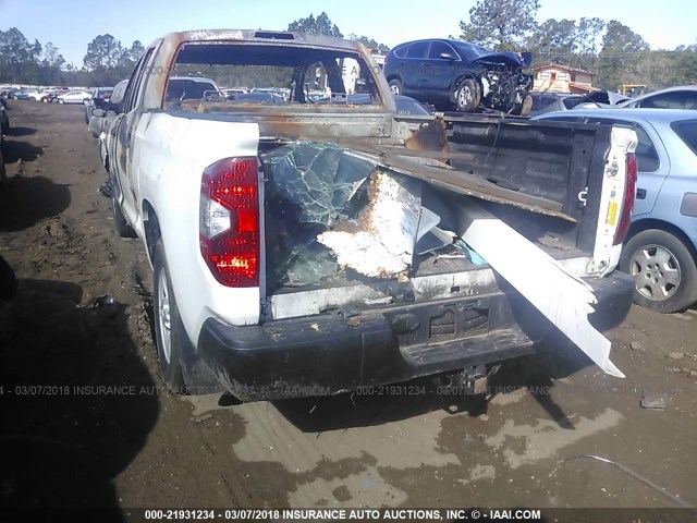 5TFRW5F1XHX220588 - 2017 TOYOTA TUNDRA DOUBLE CAB SR/SR5 WHITE photo 3