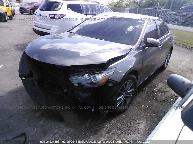 4T1BF1FK8FU975204 - 2015 TOYOTA CAMRY LE/XLE/SE/XSE ნაცრისფერი ფოტო 2