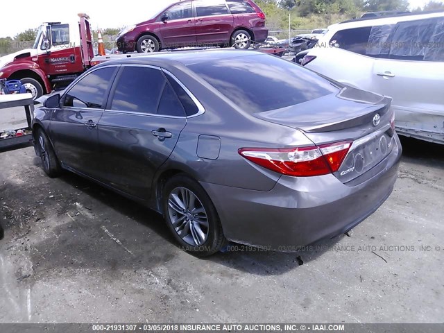 4T1BF1FK8FU975204 - 2015 TOYOTA CAMRY LE/XLE/SE/XSE GRAY photo 3