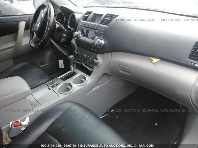 5TDBK3EH9BS061592 - 2011 TOYOTA HIGHLANDER SE GRAY photo 5