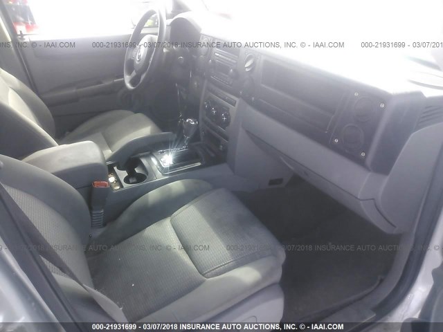1J8HG48N26C104303 - 2006 JEEP COMMANDER SILVER photo 5