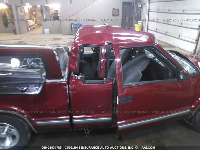1GCCS19W928140430 - 2002 CHEVROLET S TRUCK S10 RED photo 6