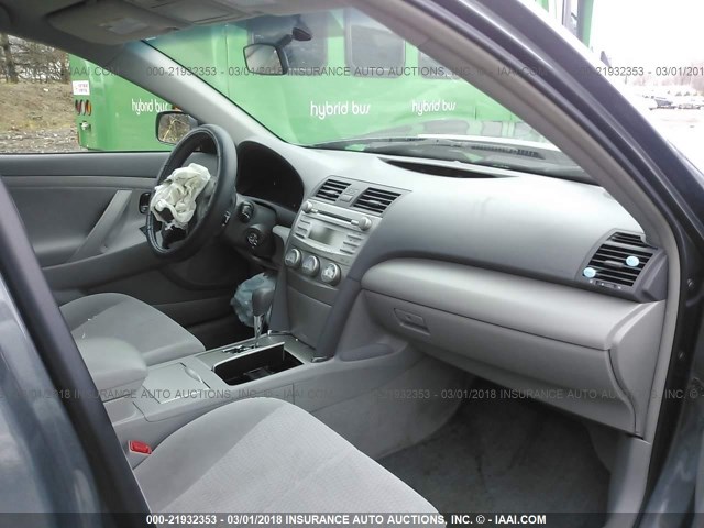 4T4BF3EK0BR112510 - 2011 TOYOTA CAMRY SE/LE/XLE GRAY photo 5