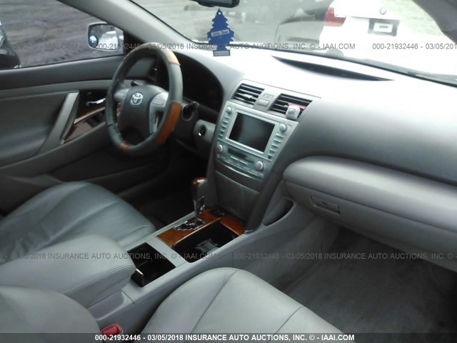4T1BK46K88U062815 - 2008 TOYOTA CAMRY LE/XLE/SE ვერცხლისფერი ფოტო 5