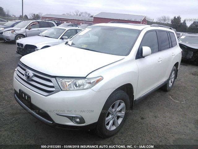 5TDBK3EH3CS096758 - 2012 TOYOTA HIGHLANDER SE WHITE photo 2