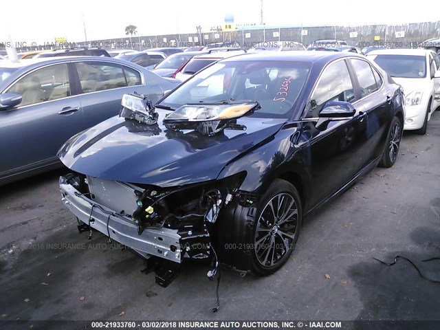 4T1B11HK8JU532636 - 2018 TOYOTA CAMRY L/LE/XLE/SE/XSE GREEN photo 2