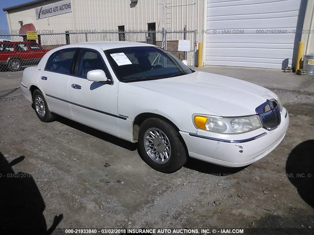 1LNHM82W21Y697645 - 2001 LINCOLN TOWN CAR SIGNATURE WHITE photo 1