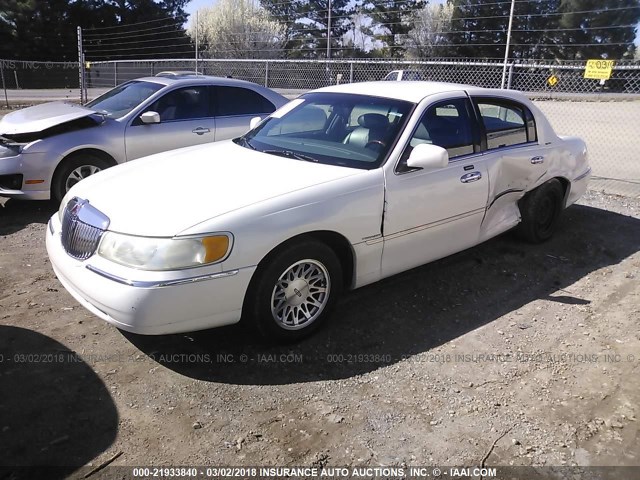 1LNHM82W21Y697645 - 2001 LINCOLN TOWN CAR SIGNATURE WHITE photo 2