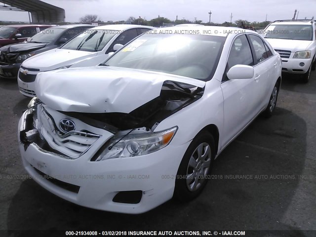 4T1BF3EK4BU669320 - 2011 TOYOTA CAMRY SE/LE/XLE Белый фото 2