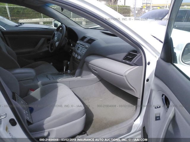 4T1BF3EK4BU669320 - 2011 TOYOTA CAMRY SE/LE/XLE Белый фото 5