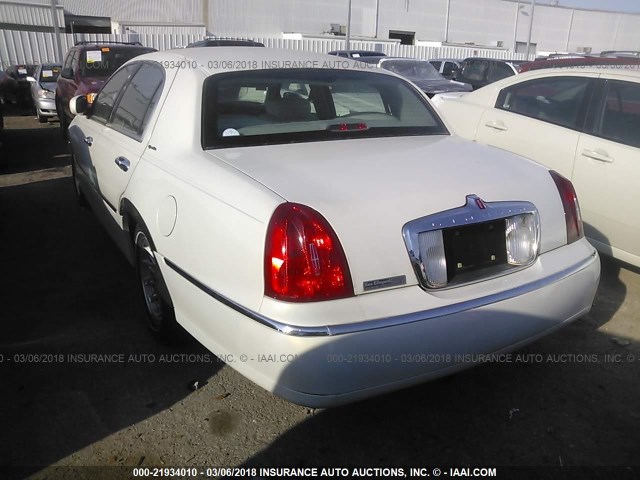 1LNFM82W4WY729980 - 1998 LINCOLN TOWN CAR SIGNATURE WHITE photo 3