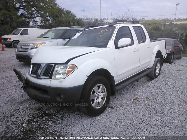 1N6AD07U15C463916 - 2005 NISSAN FRONTIER CREW CAB LE/SE/OFF ROAD WHITE photo 2