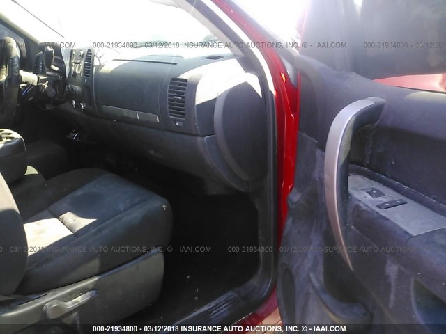 1GTPKVE08AZ220403 - 2010 GMC SIERRA K1500 SLE RED photo 5