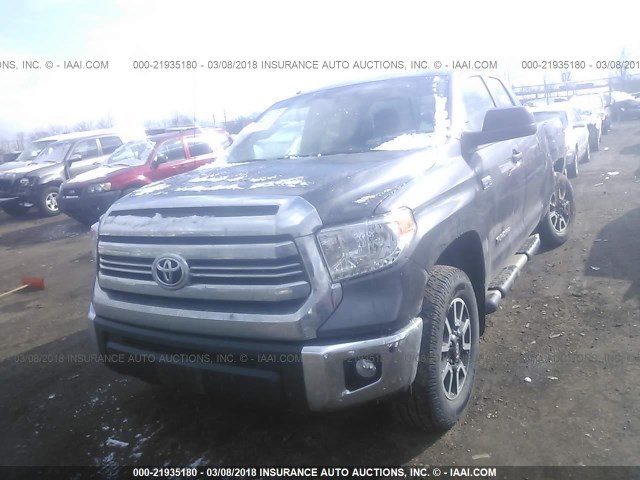 5TFUW5F12GX582620 - 2016 TOYOTA TUNDRA DOUBLE CAB SR/SR5 GRAY photo 2