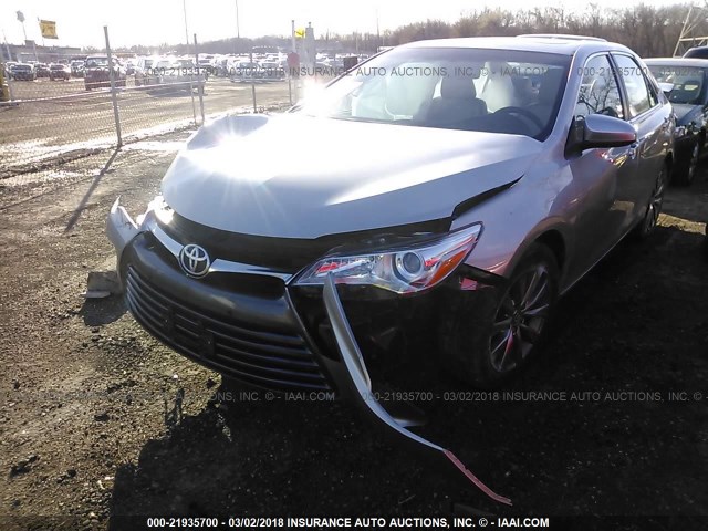 4T1BF1FKXGU517066 - 2016 TOYOTA CAMRY LE/XLE/SE/XSE ვერცხლისფერი ფოტო 2