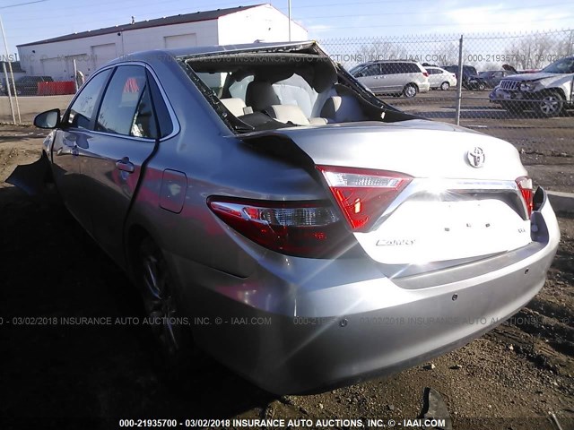 4T1BF1FKXGU517066 - 2016 TOYOTA CAMRY LE/XLE/SE/XSE ვერცხლისფერი ფოტო 3