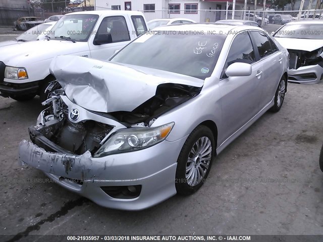 4T1BF3EK0AU097077 - 2010 TOYOTA CAMRY SE/LE/XLE SILVER photo 2