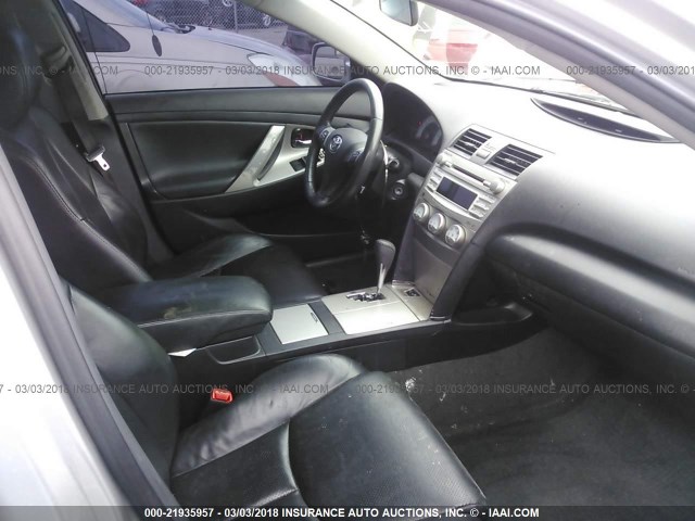 4T1BF3EK0AU097077 - 2010 TOYOTA CAMRY SE/LE/XLE SILVER photo 5