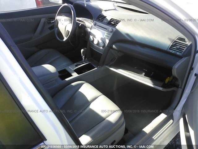 4T4BE46K57R003426 - 2007 TOYOTA CAMRY NEW GENERAT CE/LE/XLE/SE WHITE photo 5