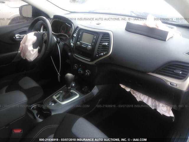 1C4PJMCB5JD588519 - 2018 JEEP CHEROKEE LATITUDE Biały zdjęcie 5