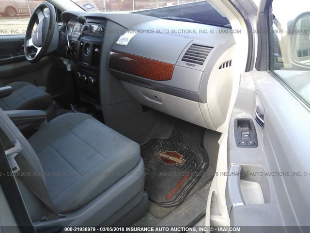 2A8HR44H58R816776 - 2008 CHRYSLER TOWN & COUNTRY LX SILVER photo 5