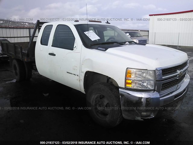 1GBJK39628E130811 - 2008 CHEVROLET SILVERADO K3500 WHITE photo 1