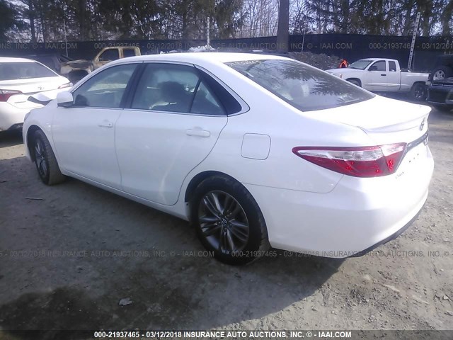 4T1BF1FK9HU372815 - 2017 TOYOTA CAMRY LE/XLE/SE/XSE თეთრი ფოტო 3
