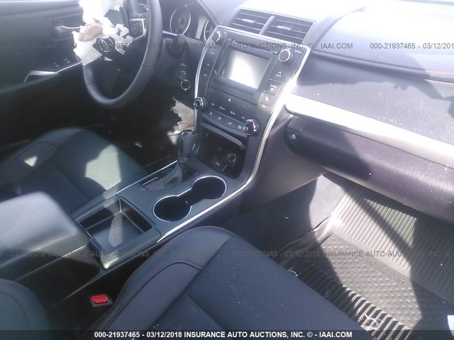 4T1BF1FK9HU372815 - 2017 TOYOTA CAMRY LE/XLE/SE/XSE თეთრი ფოტო 5