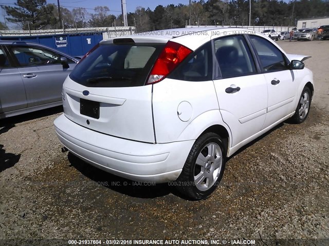 1FAHP37N57W246511 - 2007 FORD FOCUS ZX5/S/SE/SES WHITE photo 4