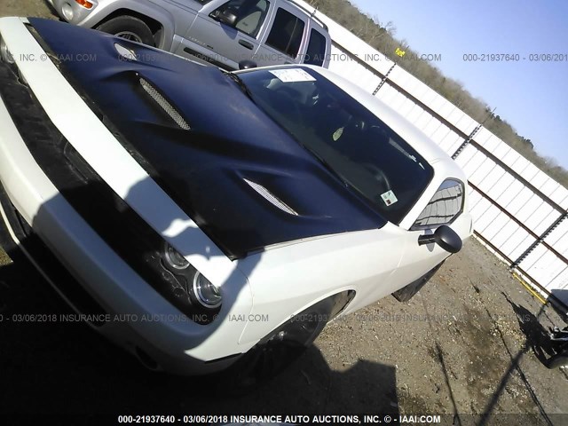 2C3CDZAG1GH138318 - 2016 DODGE CHALLENGER SXT WHITE photo 2