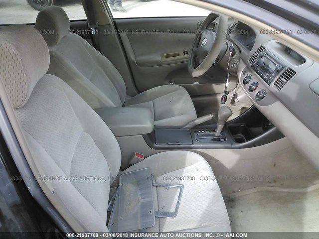4T1BE32K52U075813 - 2002 TOYOTA CAMRY LE/XLE/SE BLACK photo 5
