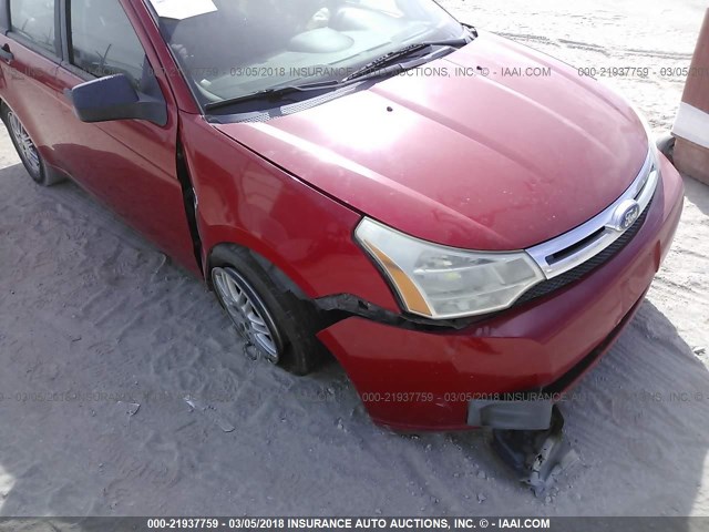 1FAHP35N08W174654 - 2008 FORD FOCUS SE/SEL/SES RED photo 6