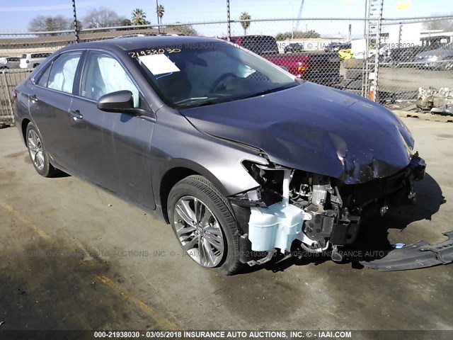 4T1BF1FK8HU335223 - 2017 TOYOTA CAMRY LE/XLE/SE/XSE GRAY photo 1