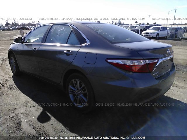 4T1BF1FK8HU335223 - 2017 TOYOTA CAMRY LE/XLE/SE/XSE GRAY photo 3