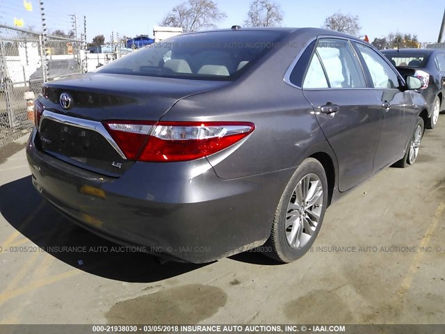 4T1BF1FK8HU335223 - 2017 TOYOTA CAMRY LE/XLE/SE/XSE GRAY photo 4