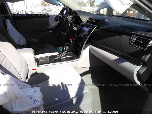 4T1BF1FK8HU335223 - 2017 TOYOTA CAMRY LE/XLE/SE/XSE GRAY photo 5