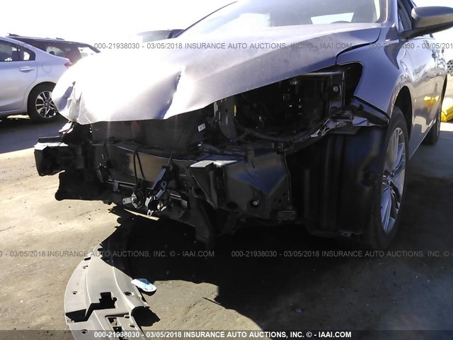 4T1BF1FK8HU335223 - 2017 TOYOTA CAMRY LE/XLE/SE/XSE GRAY photo 6