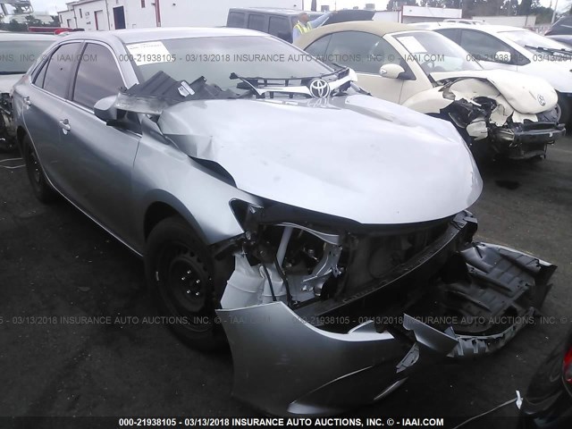 4T4BF1FK9FR512252 - 2015 TOYOTA CAMRY LE/XLE/SE/XSE ვერცხლისფერი ფოტო 1