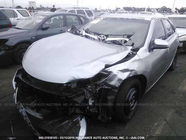 4T4BF1FK9FR512252 - 2015 TOYOTA CAMRY LE/XLE/SE/XSE ვერცხლისფერი ფოტო 2