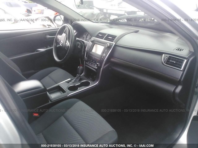 4T4BF1FK9FR512252 - 2015 TOYOTA CAMRY LE/XLE/SE/XSE ვერცხლისფერი ფოტო 5